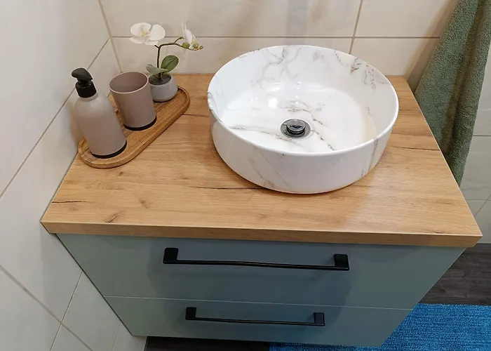 Uroczy Z Garazem Апартаменты *